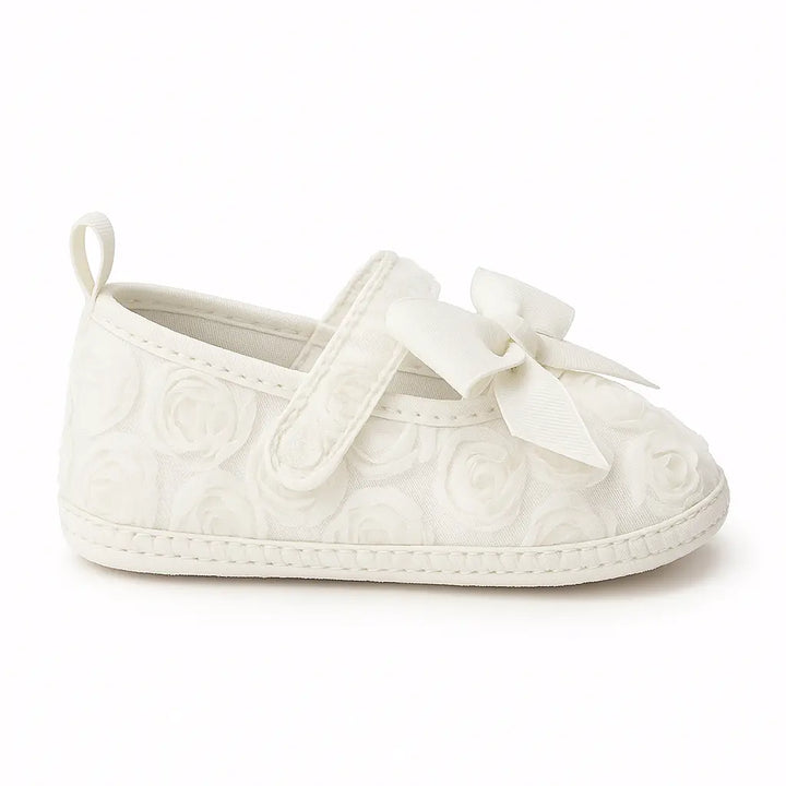 Scarpe cerimonia neonato panna con fiocco e texture floreale